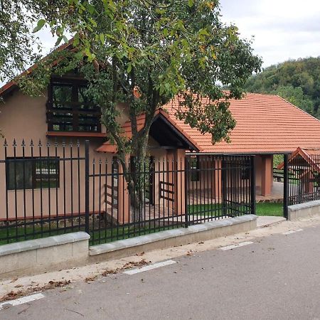 Pensiunea La Buru Caraciu Εξωτερικό φωτογραφία